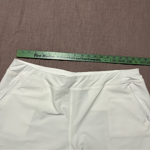 Chico's 3.5 Women’s white size XL/18  Shorts Like New Athletic elastic waistband - Picture 6 of 7